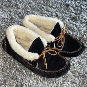 Minnetonka moccasins black women’s 9